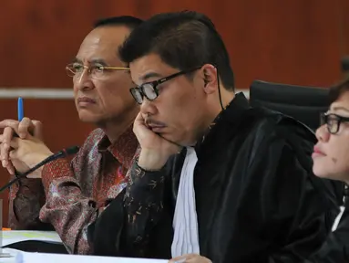 Mantan Menteri Agama Suryadharma Ali (kiri) saat menjalani sidang lanjutan di Pengadilan Tipikor, Jakarta, Rabu (7/10/2015). Dalam sidang tersebut Jaksa Penuntut Umum KPK menghadirkan empat saksi dari Kementerian Agama. (Liputan6.com/Andrian M Tunay)