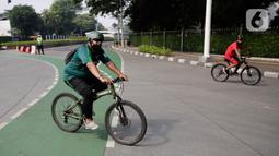 Pengguna sepeda berputar balik saat pengalihan jalur pesepeda di kawasan Sudirman-Thamrin, Jakarta, Minggu (5/9/2021). Pemberlakuan jalur ganjil genap pada masa PPKM membuat pengguna sepeda dilarang melintasi kawasan ganjil-genap pagi ini. (Liputan6.com/Angga Yuniar)