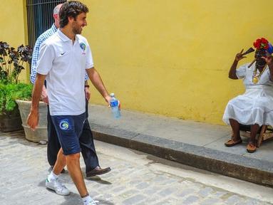 Raul Gonzales (kiri) pemain New York Cosmos berjalan di wilayah kota tua Havana, Kuba. (AFP/Yamil Lage)
