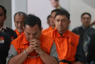 Politikus Partai Golkar Fahd El Fouz alias Fahd A Rafiq mengenakan rompi tahanan KPK saat digiring menuju kendaraan setelah menjalani pemeriksaan di Gedung Merah Putih KPK, Jakarta, Selasa (15/9/2026). (KLY/Budy Santoso)