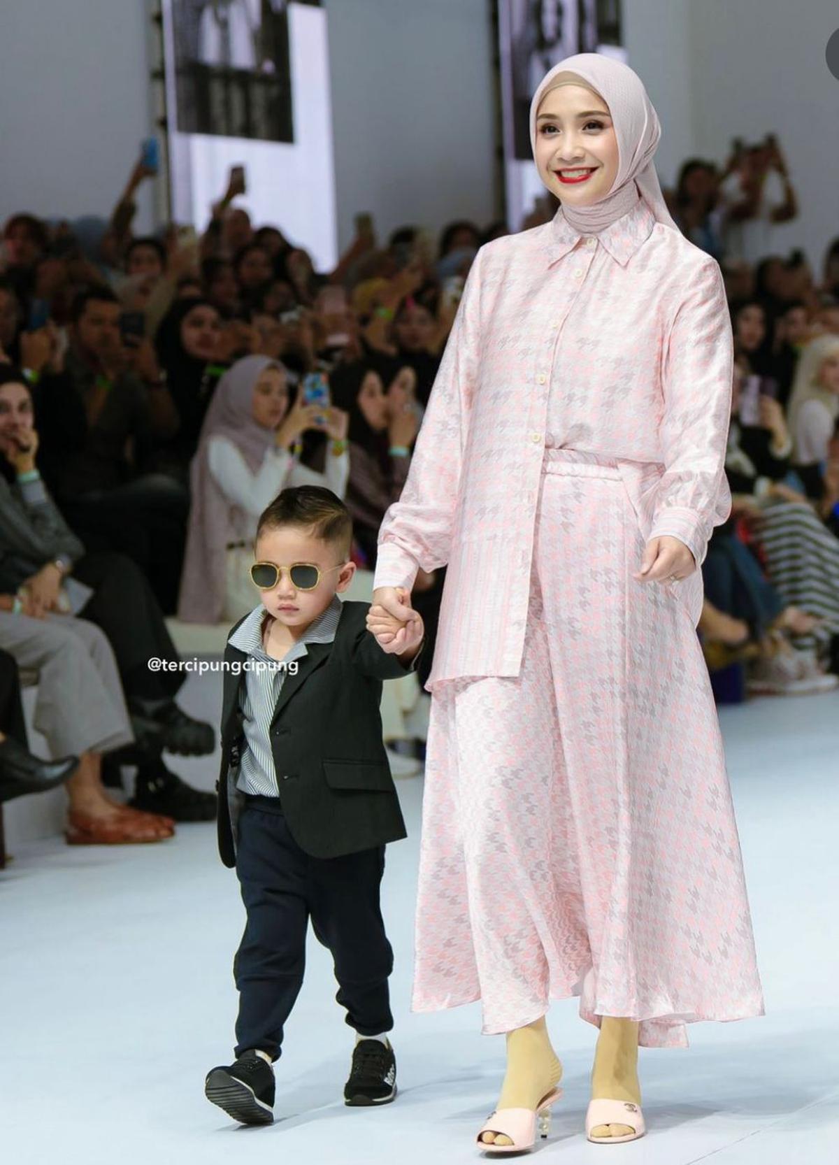 Rayyanza dan Ameena Curi Perhatian di JFW 2025, Lihat Momen Manis di Runway
