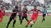 Persis Solo vs Persibat Batang dalam uji coba di Stadion Manahan, Solo, Senin (19/2/2018). (Bola.com/Ronald Seger Prabowo)