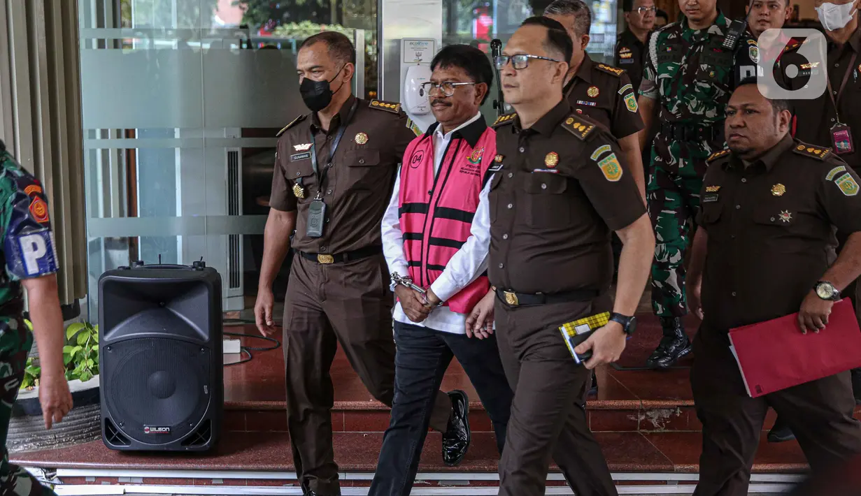 Tampak, Johnny G Plate mengenakan rompi pink dan tangan diborgol. Pada bagian depan tertulis JAMPidsus. (Liputan6.com/Faizal Fanani)