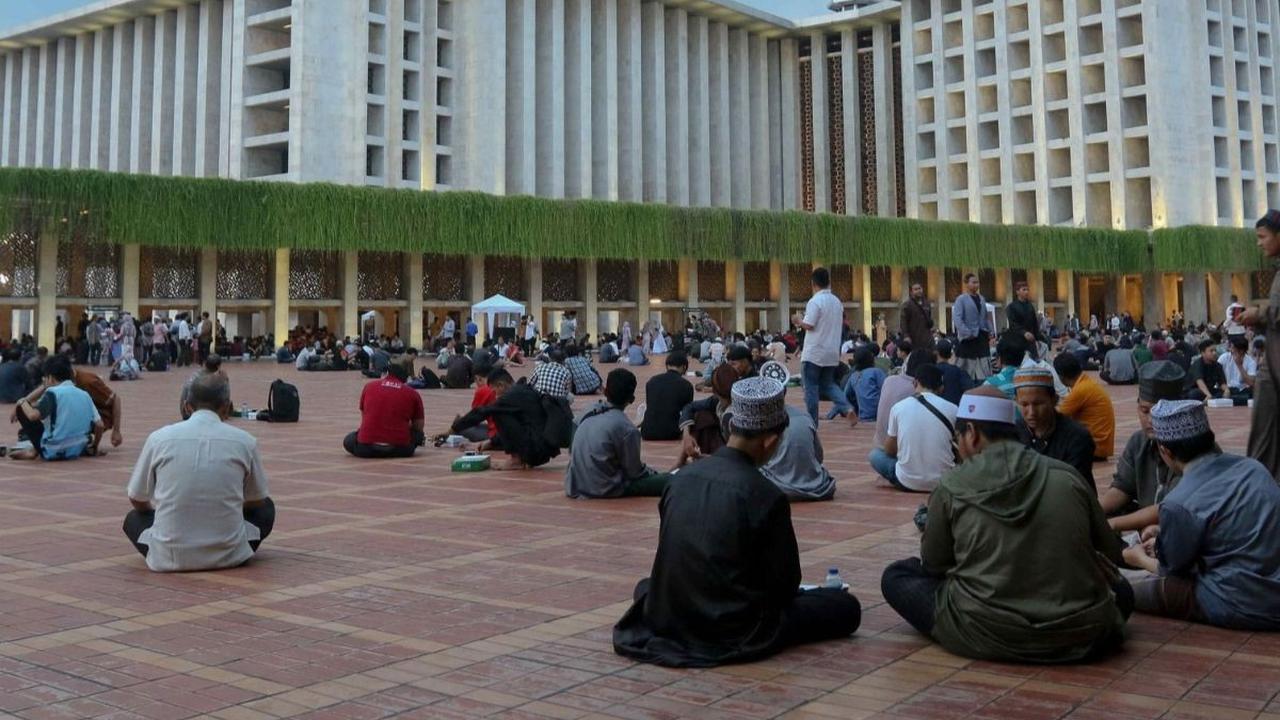 Selama bulan suci Ramadan, pengelola Masjid Istiqlal menyediakan 4.000-6.000 porsi nasi kotak untuk masyarakat yang ingin berbuka puasa. Foto: Liputan6.com / Herman Zakharia