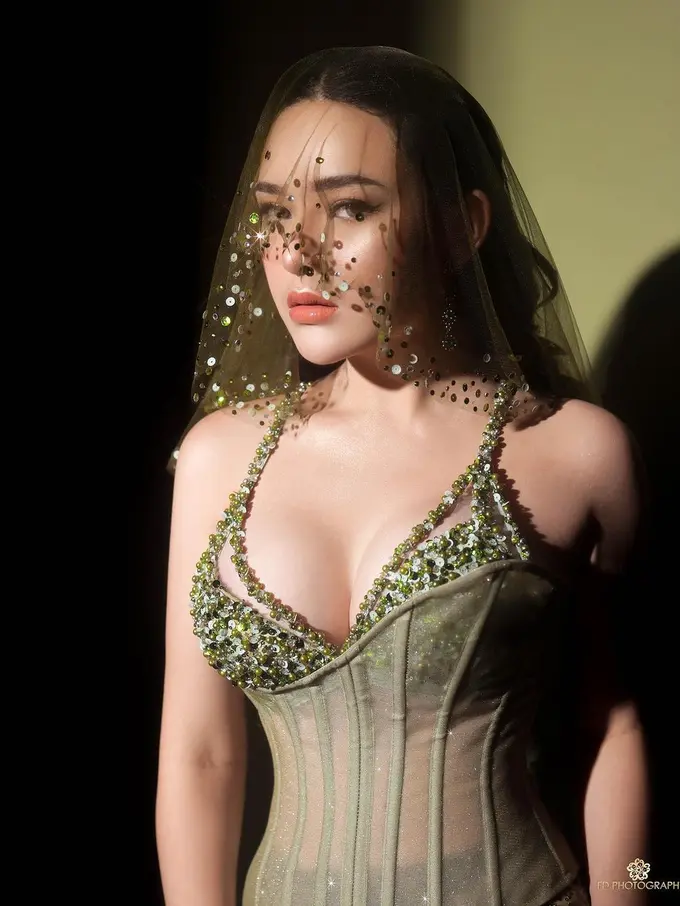 8 Gaya Amanda Manopo dalam Balutan Gaun Semi Transparan Sensasional, Inspirasi Red Carpet Look