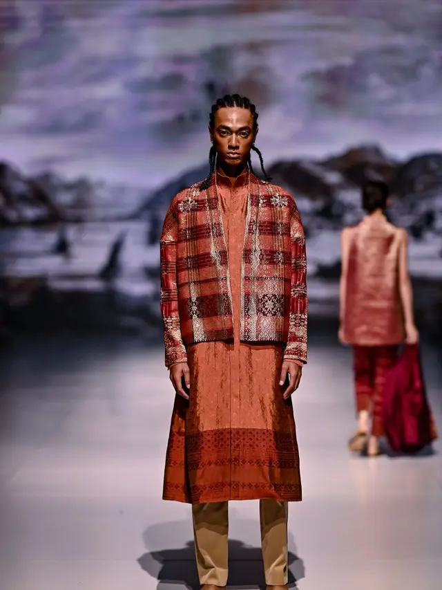 KRATON Auguste Soesastro Bawa Koleksi “Made in The World” ke Dewi Fashion Knights 2025: Rayakan Perpaduan Budaya Dunia dalam Sentuhan Indone