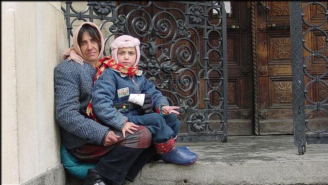 Pengemis Gypsy dan anaknya di anak tangga sebuah gereja Ortodoks Rusia di Sofia, Bulgaria. (Creative Commons)