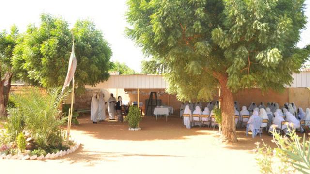 Siswa kebidanan menghadiri kelas di Sekolah Kebidanan di Bara, negara bagian Kordofan Utara, Sudan 2017