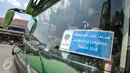 Petugas menempelkan stiker layak jalan untuk bus yang lolos cek fisik dan kelengkapan di Terminal Kampung Rambutan, Jakarta, Jumat (24/6). Dishub DKI melakukan tes kesehatan pengemudi dan pengecekan bus jelang arus mudik 2016. (Liputan6.com/Yoppy Renato)