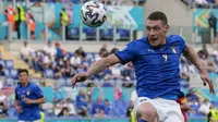 Dengan unggul jumlah pemain, Italia tampak leluasa mengobrak-abrik perthanan Wales. Pada menit ke-65 striker Andrea Belotti hampir menggandakan kedudukan saat tendangan jarak dekatnya masih mampu dimentahkan Danny Ward. (Foto: AP/Pool/Alessandra Tarantino)