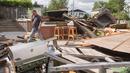 Seorang pria melewati puing-puing rumahnya akibat tornado di Lachute, Barat laut Montreal, Quebec, Rabu (23/8). Badai tornado EF-1 mencapai sekitar 175 km/jam melanda kota-kota di Kanada. (Ryan Remiorz/The Canadian Press via AP)
