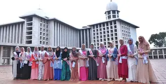 16 finalis Puteri Muslimah Asia 2018 mengunjungi Masjid Istiqlal Jakarta. Para finalis dari berbagai negara asia itu berkesempatan melihat-lihat masjid terbesar di Asia Tenggara tersebut. (Nurwahyunan/Bintang.com)