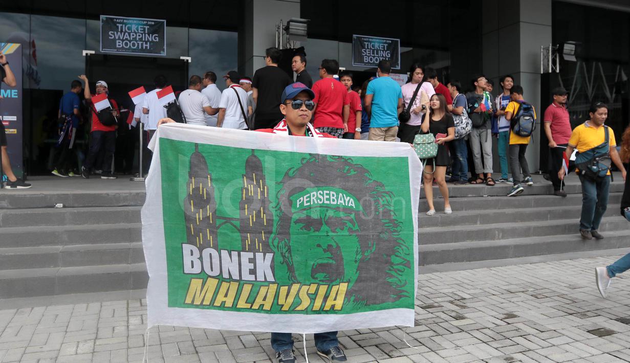Pendukung Persebaya 1927 hadir sebagai suporter Merah-Putih untuk memberi dukungan saat Timnas Indonesia melawan Thailand pada laga AFF Suzuki Cup 2016 di Philippine Sports Stadium, (19/11/2016).  (Bola.com/Nicklas Hanoatubun)