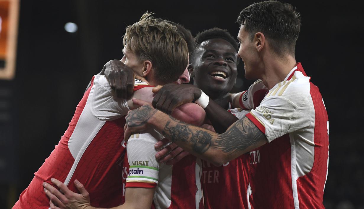 Arsenal terus memberi tekanan kepada juara bertahan Manchester City dalam perburuan gelar juara Premier League 2023/2024. Saat The Citizens belum bermain di pekan ke-33 karena tengah bertanding di ajang Piala FA, The Gunners sukses memetik kemenangan 2-0 atas tuan rumah Wolverhampton Wanderers, Minggu (21/4/2024) dini hari WIB berkat dua gol Leandro Trossard (45') dan Martin Odegaard (90+5) untuk kembali merebut posisi puncak klasemen sementara dengan mengoleksi 74 poin, unggul satu poin dari Manchester Biru. (AP Photo/Rui Vieira)