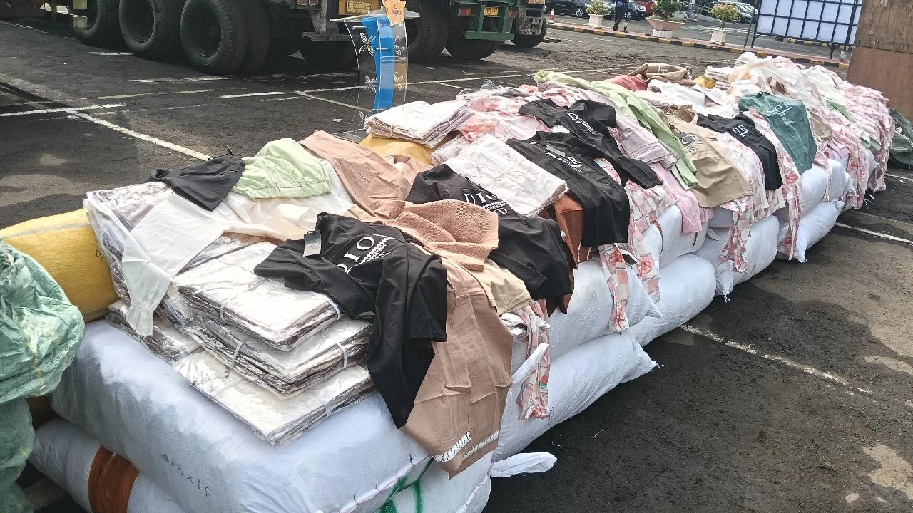 Tiga Kontainer Berisi Pakaian Ilegal Diselundupkan di Jakarta dan Sumatra, Ini Penampakannya
