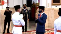 Presiden Jokowi mengukuhkan delapan anggota Paskibraka yang akan bertugas pada upacara HUT ke-75 RI di Istana. (Youtube Setpres)