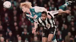 Les Ferdinand. Eks striker asal Inggris yang kini berusia 55 tahun dan telah pensiun pada Juli 2006 bersama Watford ini total memperkuat 9 klub di Liga Inggris mulai 1986/1987 saat kasta tertinggi masih bernama Divisi Satu hingga 2005/2006. Ia mampu mencetak hattrick bersama 3 klub berbeda, Queens Park Rangers (2 kali, musim 1992/1993), Newcatle United (1 kali, musim 1995/1996) dan Tottenham Hotspur (1 kali, musim 2000/2001). (AFP/Dave Kendall)