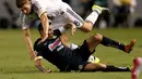 Steven Gerrard dijatuhkan Rubens Sambueza.   (Stephen Dunn/Getty Images/AFP)