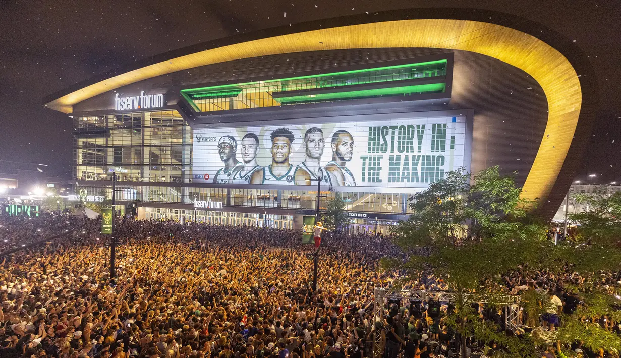 Bagi Milwaukee Bucks, gelar ini menjadi dahaga setelah 50 tahun puasa gelar. Bucks menjadi juara NBA terakhir pada tahun 1971 dan hari ini merupakan sejarah penantian panjang mereka untuk menjadi juara NBA musim 2020/2021. (Foto: AP/Jeffrey Phelps)