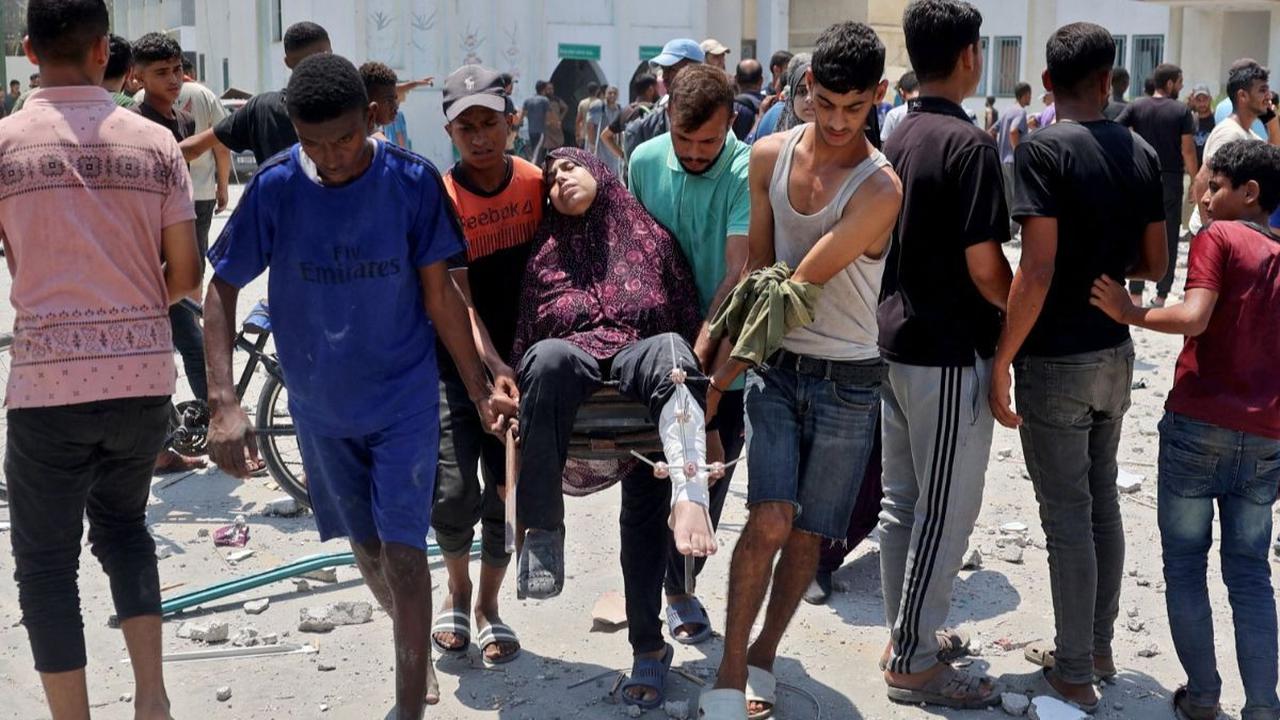 Seorang wanita Palestina yang terluka dibawa ke ambulans setelah serangan udara Israel menghantam sekolah Khadija di Deir al-Balah, Jalur Gaza, Palestina, pada 27 Juli 2024. Israel lagi-lagi menargetkan sekolah yang jadikan kamp pengungsian dalam serangan