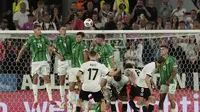 Florian Wirtz mencetak gol tendangan bebas indah&nbsp;untuk Jerman ke gawang Irlandia Utara di laga kedua Grup A Kualifikasi Piala Dunia 2026 zona Eropa di RheinEnergieStadion, Senin (08/09/2025). (AP Photo/Martin Meissner)