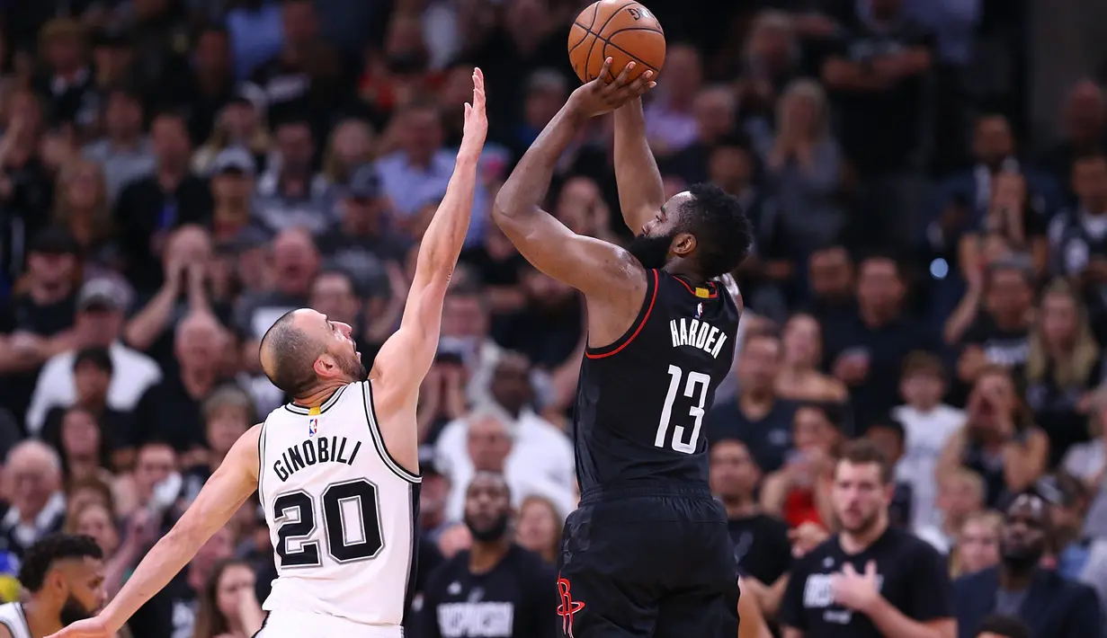 Pemain Rockets, James Harden (13) bersiap menembak bola ke dalam ring dari kawalan Manu Ginobili pada gim kelima semifinal wilayah barat Playoffs NBA 2017 di AT&T Center, San Antonio, Texas (9/5). (Ronald Martinez/Getty Images/AFP)
