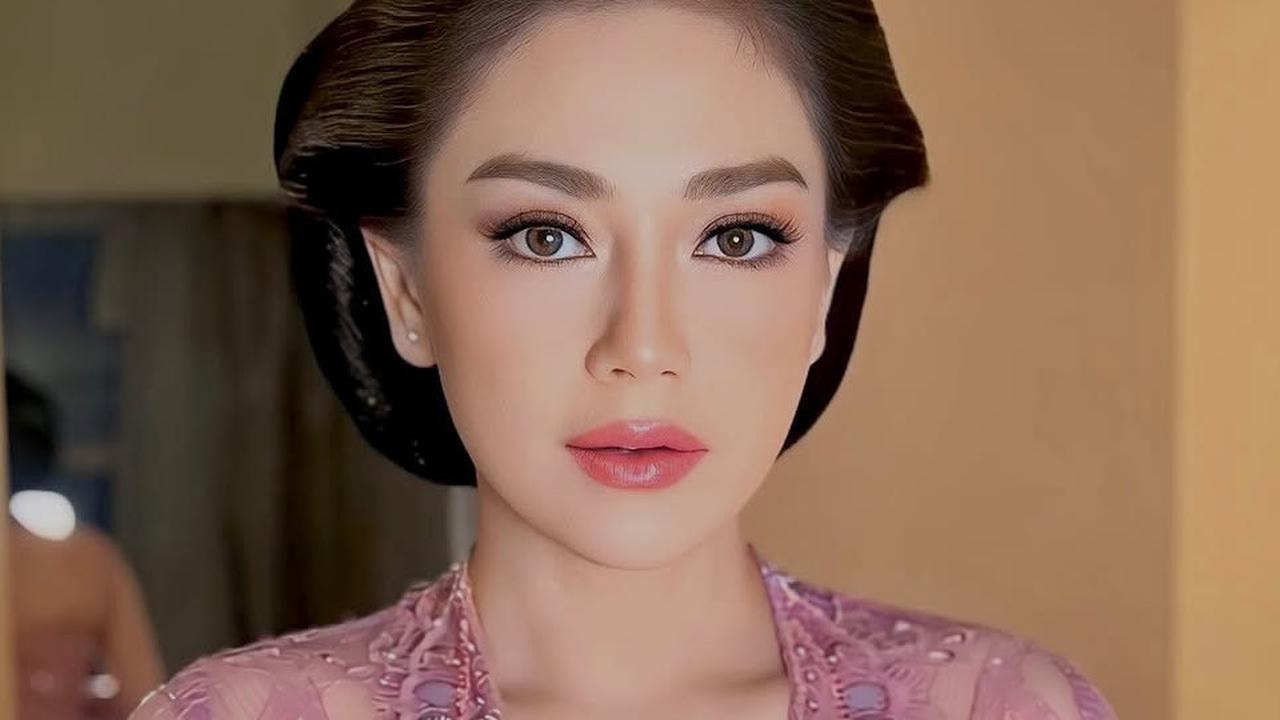 8 Potret Cantik Menawan Celine Evangelista Pakai Kebaya Licac saat Terima Gelar Kebangsawanan Kanjeng Raden Mas Ayu dari Keraton Solo