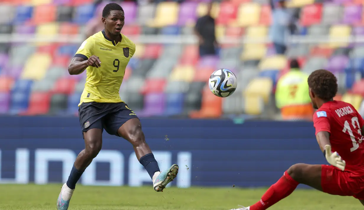 Striker Timnas Ekuador U-20, Justin Cuero berusaha mencetak gol ke gawang Fiji pada laga Grup B Piala Dunia U-20 2023 di Madre De Ciudades Stadium, Santiago, Argentina (26/5/2023). Justin Cuero yang kini membela Independiente Juniors dengan status pinjaman dari Indpendiente B total mencetak 4 gol dari 4 laga di Piala Dunia U-20 2023 bersama Timnas Ekuador. Sayang, Ekuador harus tersingkir di babak 16 Besar setelah takluk 2-3 dari Korea Selatan. (AP Photo/Nicolas Aguilera)