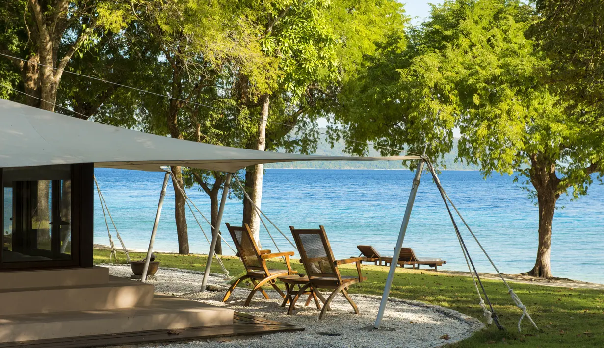 Di sore hari, kamu bisa menikmati pijat pasangan gratis di Jungle Cove Spa. Sementara ketika matahari mulai tenggelam, kamu bisa duduk santai di kursi pantai dan menikmati keindahan alam yang ditawarkan