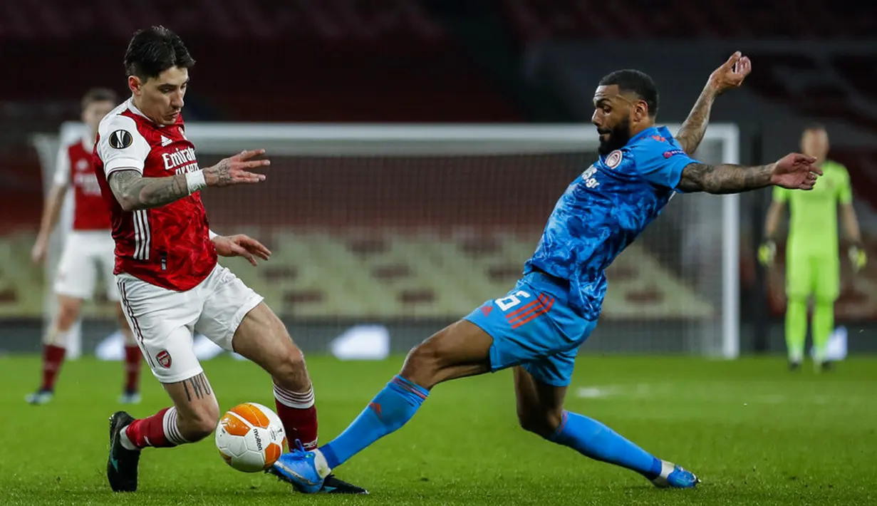Pemain Arsenal Hector Bellerin (kiri) memperebutankan bola dengan pemain Arsenal Gabriel pada pertandingan leg kedua babak 16 besar Liga Europa di Emirates Stadium, London, Kamis (18/3/2021). Olympiacos menang 1-0. (AP Photo/Matt Dunham)