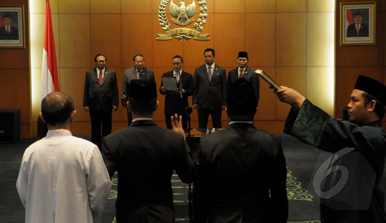 Ketua MPR RI Zulkifli Hasan didampingi wakilnya membacakan sumpah saat melantik anggota MPR baru, Jakarta, Kamis (22/1/2015). (Liputan6.com/Andrian M Tunay)