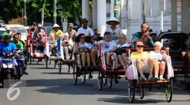 Wisatawan mancanegara menaiki becak saat mengelilingi kawasan alun alun Kraton Kesultanan Yogyakarta, Rabu (4/5). Becak menjadi transportasi ramah lingkungan yang di minati wisatawan karena tidak menimbulkan polusi udara. (Liputan6.com/Boy Harjanto)