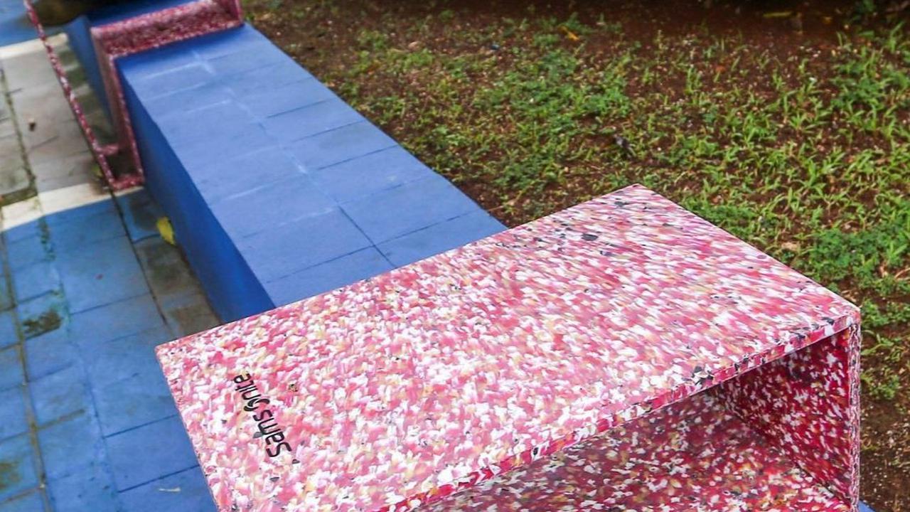 Beberapa fasilitas yang terbuat dari daur ulang sampah plastik ini antara lain bangku, pagar pembatas hingga taman bermain anak-anak. Foto: Liputan6.com / Angga Yuniar<br>