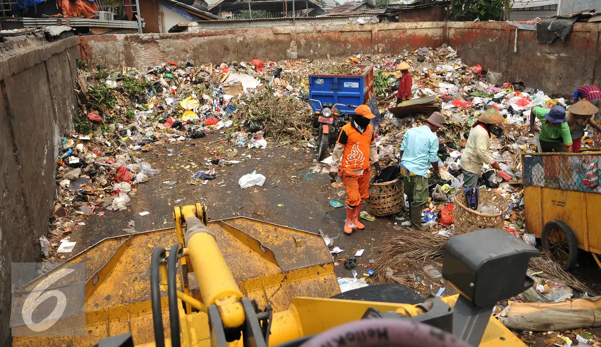 Petugas sampah memilah milih sampah di kawasan Pasar Minggu, Jakarta, Senin (26/10). Data Dinas Kebersihan volume sampah di ibu kota  Jakarta meningkat menjadi 6.700 ton per hari, dari semula yang dibawah 6.000 ton per hari. (Liputan6.com/Gempur M Surya)
