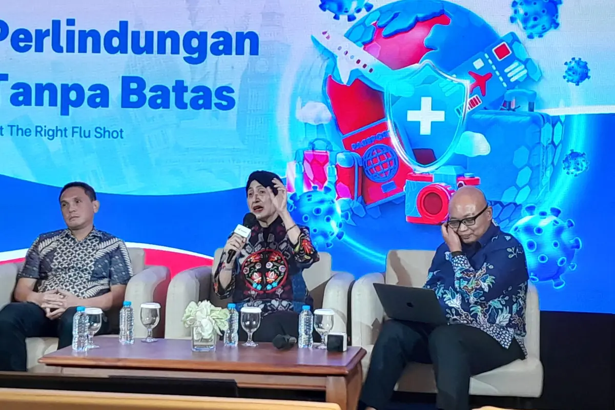 Dokter spesialis penyakit dalam konsultan alergi imunologi klinis, Profesor Dr dr Iris Rengganis SpPD-KAI (tengah) bicara tentang vaksin influenza.