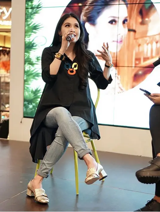 "Kalau due datenya itu kan 38 sampai 40 minggu. Jatuhnya pertengahan Desember atau paling lama awal Januari," kata Sandra Dewi. (Instagram/sandradewi88)