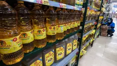 Petugas menata minyak goreng di rak sebuah supermarket kawasan Jakarta, Jumat (25/3/2022). Sempat mengalami kekosongan stok, saat ini minyak goreng sudah kembali normal di supermaket dengan harga 2 liter mulai dari Rp 36 ribu - Rp45 ribu tergantung merek. (Liputan6.com/Johan Tallo)