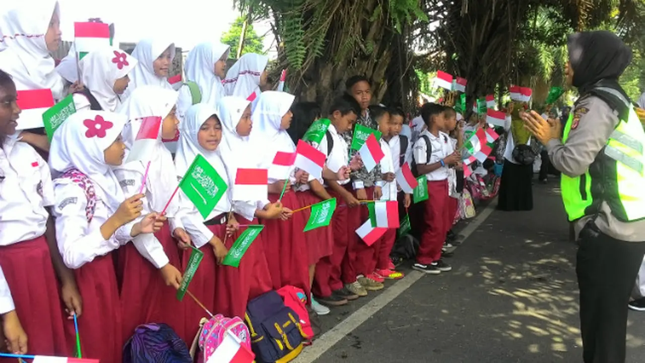Anak-Anak SD Tunggu Kedatangan Raja Salman.