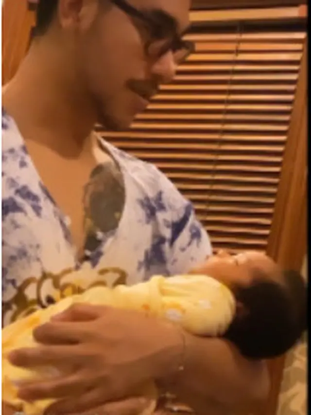 5 Momen Krisjiana Suami Siti Badriah Momong Anak, Jadi Ayah Siaga