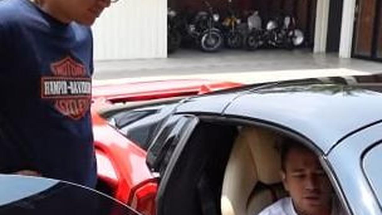 Raffi terlihat sangat keren kala mengendarai mobil mewahnya ya?<br>