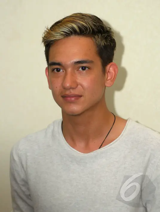 Aktor tampan Adipati Dolken terlihat percaya diri dengan penampilan rambut barunya itu saat saat ditemui di kawasan Kebon Jeruk, Jakarta, Rabu (6/5/2015). (Liputan6.com/Faisal R Syam)