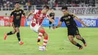 Striker Persis Solo, David Gonzales, saat berusaha melindungi bola dari rebutan bek Persija Jakarta, Firza Andika, pada duel yang berlangsung di Stadion Manahan, Solo, Sabtu (30/9/2023). (Bola.com/Radifa Arsa)