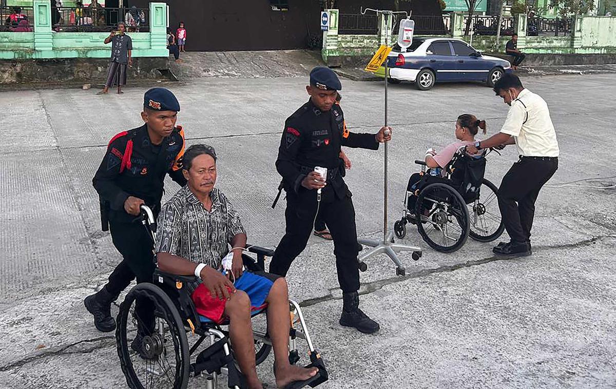 FOTO: Evakuasi Pasien Rumah Sakit Saat Gempa Mengguncang Kota Tarakan