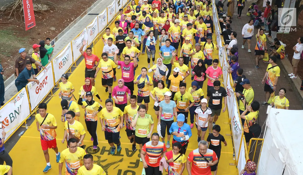 Peserta mengikuti acara BNI-UI Half Marathon 2019 di Kampus Universitas Indonesia, Depok, Jawa Barat, Minggu (7/7/2019). BNI UI Half Marathon 2019 yang diikuti 4800 peserta dengan kategori 5K, 10K, dan 21K (half marathon) diselenggarakan dalam rangka HUT ke-73 BNI. (Liputan6.com/Herman Zakharia)