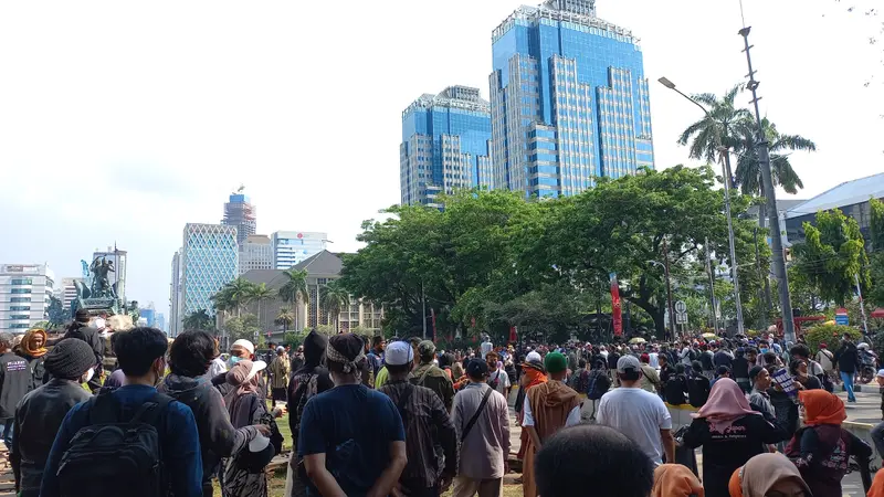 Terik Panas Matahari Tak Halangi Massa GNPR Gelar Demo di Patung Kuda Jakarta.