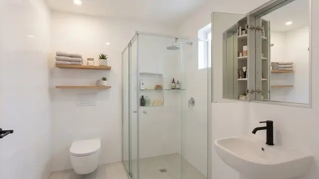 Penyimpanan Vertikal dan Rak Tersembunyi Kamar Mandi