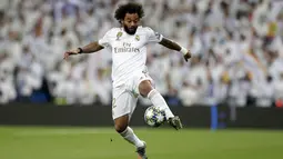 Bek Real Madrid, Marcelo mengontrol bola saat bertanding melawan Galatasaray pada pertandingan Grup A Liga Champions di stadion Santiago Bernabeu, Spanyol (6/11/2019). Madrid menang telak 6-0 atas Galatasaray. (AP Photo/Bernat Armangue)