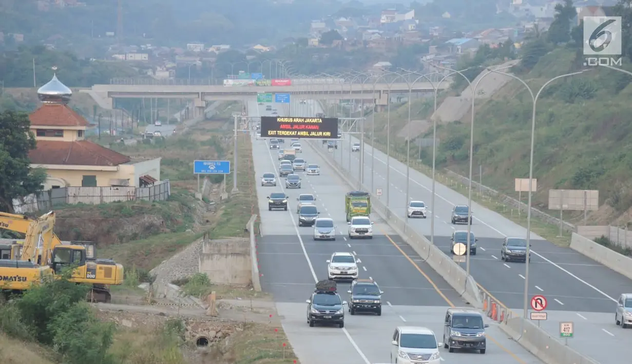 Sejumlah mobil melintas di tol Kalikangkung, Semarang, Minggu (9/6/2019). Volume kendaraan arus balik Lebaran di Tol Trans Jawa dari GT Kalikangkung KM 414 menuju Cikampek KM 70 semakin bertambah. (Liputan6.com/Gholib)