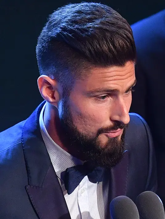 Penyerang Arsenal, Olivier Giroud memberi sambutan saat meraih penghargaan Puskas Award 2017 di London, Senin (23/10). Gol tendangan kalajengking saat bertemu Crystal Palace membuatnya terpilih sebagai pencetak gol terbaik dunia FIFA. (Ben STANSALL/AFP)