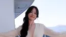 Penampilan paling memikat hadir saat ia berpose di koridor luar kapal dengan latar hamparan laut luas. Mengenakan gaun ivory yang sama, Song Hye Kyo merentangkan kedua tangan sambil memejamkan mata menikmati semilir angin laut. Potret tersebut menghadirkan kesan tenang, bebas, dan sangat elegan tanpa perlu usaha berlebihan. [Dok/@kyo1122].